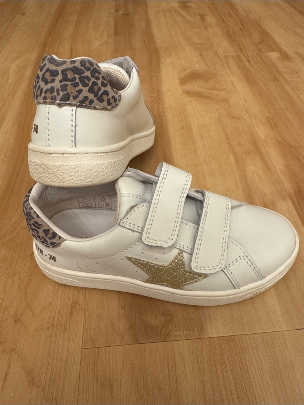 Naturino White Kids Sneakers with Gold Star and Leopard Print on Heel